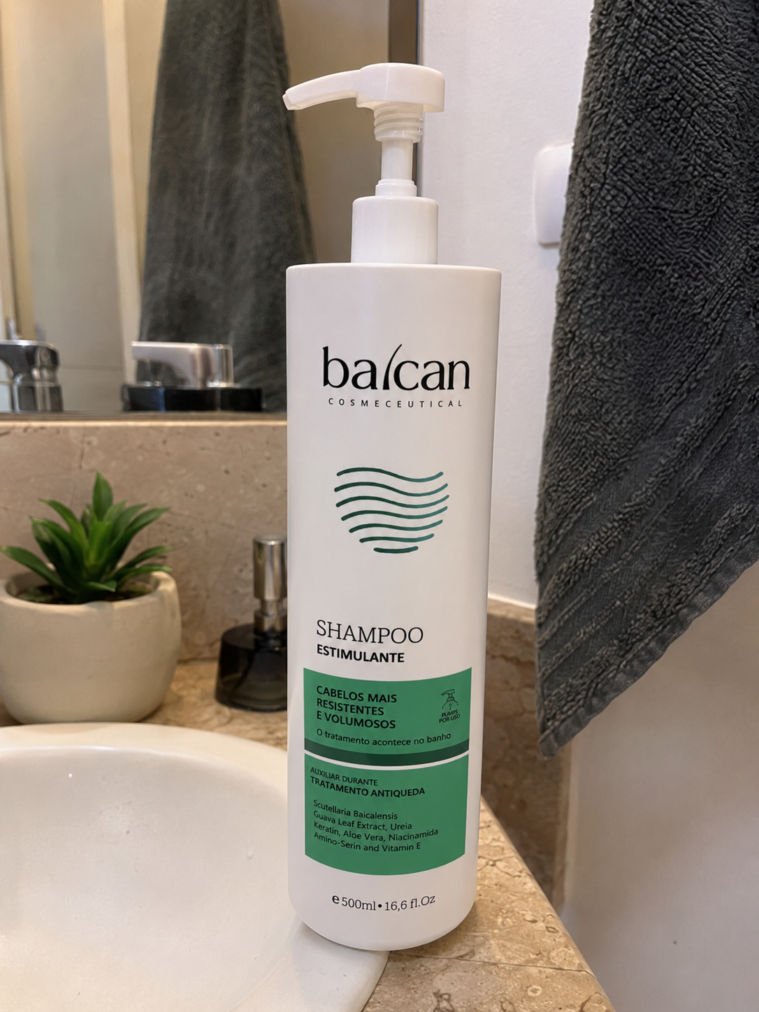 Baican Shampoo Estimulante, frasco 500ml com válvula pump na pia do banheiro